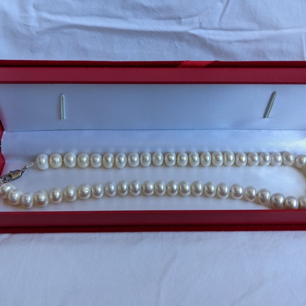 Faux pearl necklace with red velvet jewelry box